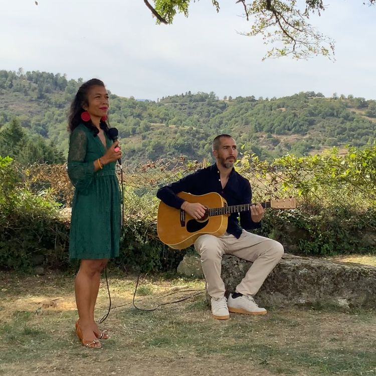Jinja et Antoine Bresson à la guitare, en plein air