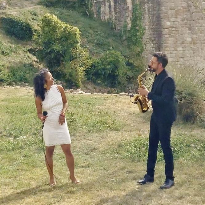 Jinja et Guillaume Sax au saxophone, en plein air