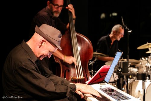 Didier Klein au clavier, la contrebasse et la batterie derrière lui