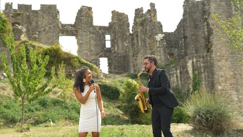 Jinja et le saxophoniste devant les ruines d'un château